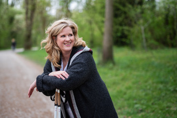 Frau im mittleren Alter beim Walken in der Natur 