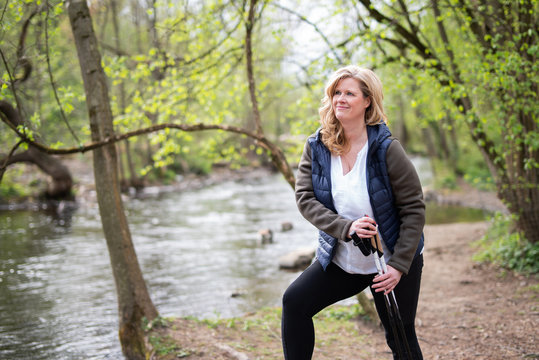 Frau im mittleren Alter beim Walken in der Natur 