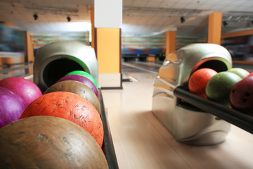 Obraz na płótnie Canvas Stands with balls in bowling club