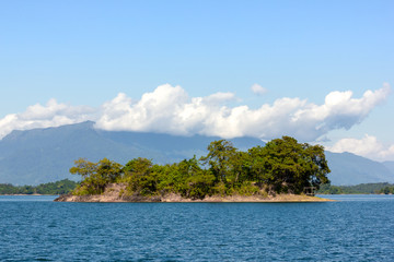Naklejka premium Small Island in Nam Ngum Dam Landscape With Background Mountains Trees And Mist On a clear day in Laos.