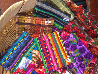 Pequeñas carteras tejidas de colores en una tienda del mercado de Chichicastenango en Guatemala
