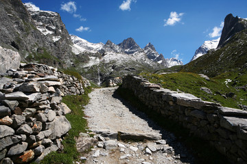 Fototapeta na wymiar Pralognan et le parc national de la Vanoise en Savoie, France
