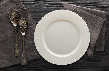 Fototapeta na wymiar empty plate on wooden background