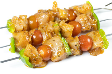 brochettes de poulet et légumes crues sur un fond blanc