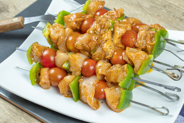 brochettes de poulet et légumes crues dans une assiette