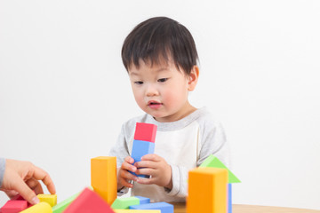 子供　積み木　遊ぶ　ファミリー