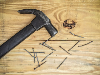 The nails that were withdrawn were laid with a black hammer on a wooden pallet.