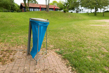 Grüner Abfalleimer mit Plastiksack