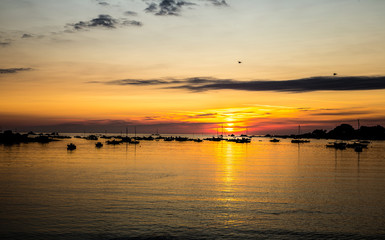 Obraz premium lever de soleil sur une mer calme