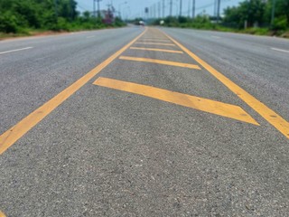 Middle road There are yellow traffic lines.