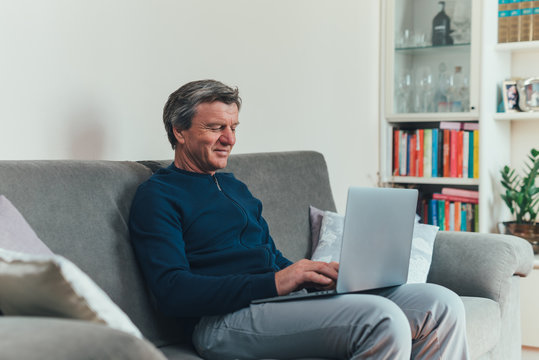 Lavoratore anziano, lavor da casa con il computer. Smart working. Tecnologia 