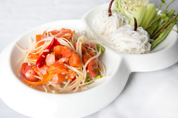 raw salmon papaya salad served with rice noodle and vegetables 