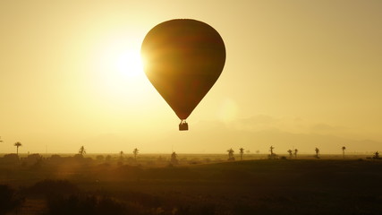 
Ballon bei Sonnenaufgang vor Atlasgebirge