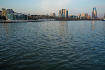 Obraz premium Panoramic view of the Caspian Sea in Baku. Panoramic view of Baku, Azerbaijan, skyline with historical and modern architecture. A bird's-eye view. Caspian Sea coast in Baku .