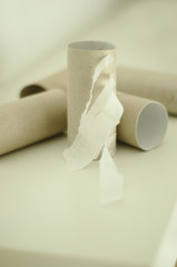 leere klopapierrollen auf einem weißen untergrund