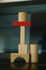 spielsachen, bausteine auf einem laptop eines arbeitsbereiches von eltern und kindern 