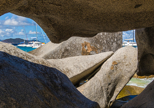 Durchblick auf ankernde Yachten am Felsenstrand auf Virgin Gorda / Karibik
