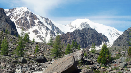 Fototapeta na wymiar mountain landscape with snow peaks in Altai