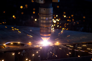 Plasma gas cutting machine, cuts into the metal surface of the workpiece for parts.