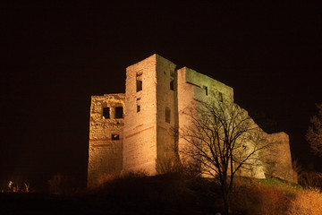zamek w Kazimierzu Dolnym nocą © Konrad