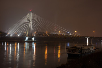 Fototapeta na wymiar most wiszący na rzece nocą