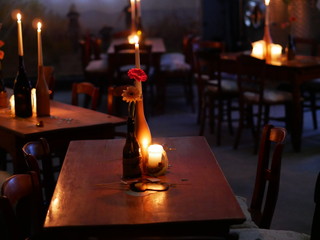 Romatische Blumen und Kerzendekoration auf einem Tisch in einem feierlichen Raum