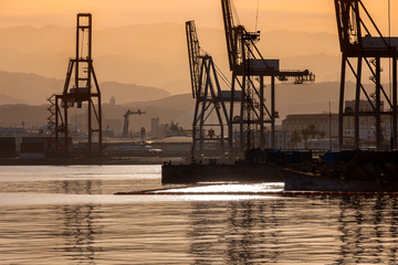 Obraz premium Vista del puerto al atardecer. Marina. Industria portuaria