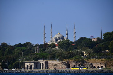 Obraz premium Blue Mosque or Sultan Ahmet Mosque, is symbol of Istanbul, was shot from boat which was on the sea.