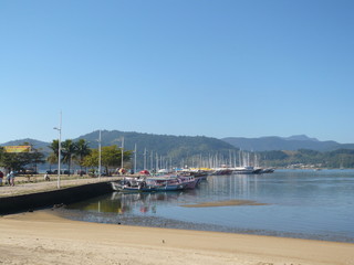 Fototapeta premium Paraty, vue du port et des bateaux (Brésil)