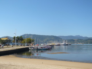 Paraty, vue du port et des bateaux (Brésil)
