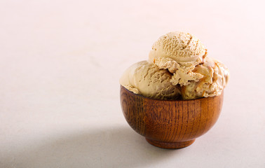 Caramel ice cream scoops