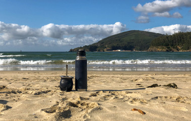 Disfrutando de un mate en vacaciones en una playa tranquila. © ViviNu
