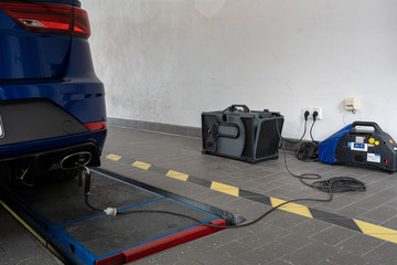 Abgasuntersuchung am Auto 