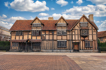STARTFORD-UPON-AVON, UK-26 December 2014: Classic Shakespeare's Birthplace is a restored 16th-century half-timbered house situated in Henley Street, Stratford-upon-Avon, Warwickshire, England UK. - obrazy, fototapety, plakaty