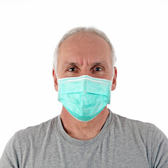 Senior mit Mundschutz