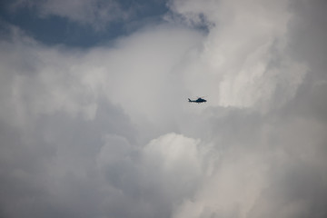 空に飛んでいるヘリコプター