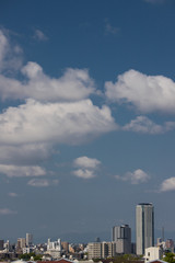 Fototapeta na wymiar 名古屋市上空の綺麗な青空と雲