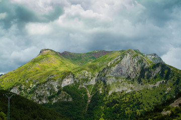 Obraz na płótnie Canvas nubes de lluvia en la montaña