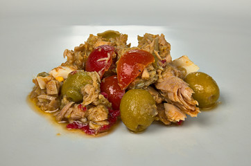 Ensalada con verduras de temporada, tomate cherry, huevo y atún