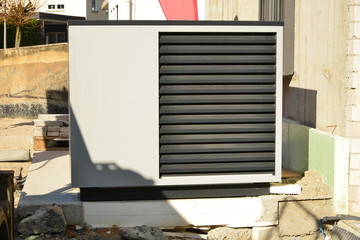 Klimaanlage/Luftwärmepumpe für Heizung und Warmwasser vor einem Einfamilienhaus