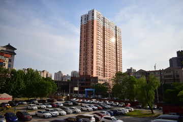 Fototapeta na wymiar high building with a blue sky
