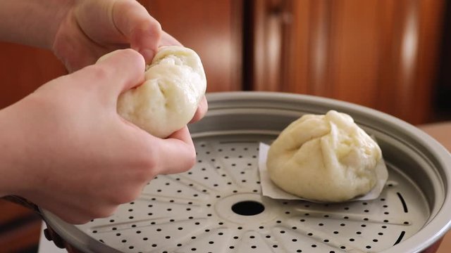 自宅で手作りした肉まん　蒸したての肉まんを半分に割る様子
