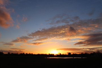 Naklejka premium Beautiful and vibrant sunset, with the colours changing from a pink/orange colour into a clear blue sky