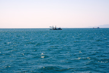 作業船と海
