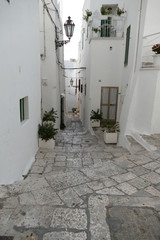Fototapeta premium Ostuni, Italia meridionale. Vicolo antico nel centro storico del paese