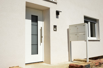 Einfacher moderner Eingangsbereich in einem neu gebauten Einfamilien-Wohnhaus
