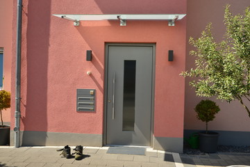 Einfacher moderner Eingangsbereich in einem neu gebauten Einfamilien-Wohnhaus