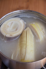 竹の子のあく抜き（沸騰中）