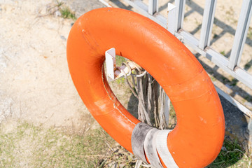 救命浮輪の写真。水辺で救助するイメージ。
