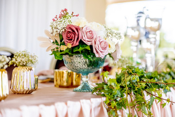 large bouquet de fleur en décoration sur une table de mariage